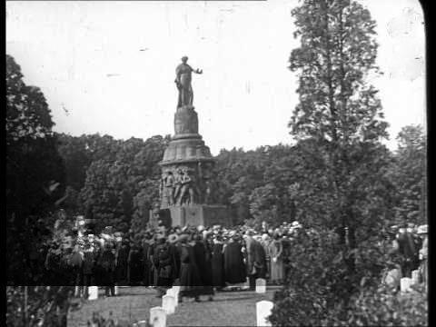 Americans North and South gather with Coolidge to honor all Americans who fought and died for our ideals, but especially those who wore the gray, 1924. 