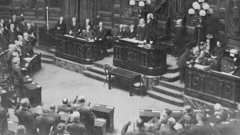 Governor Coolidge swears in the Massachusetts State Legislature, January 5, 1921. Courtesy of the Boston Herald. 